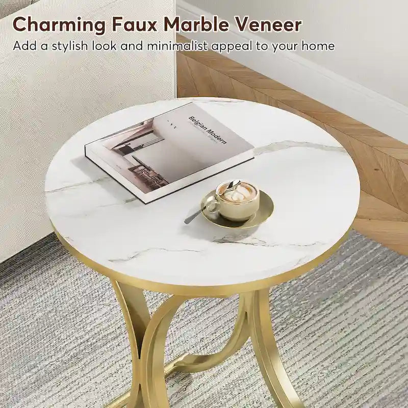 Petite table d'appoint ronde moderne, bout de canapé ou table de chevet avec structure en métal doré et plateau en bois d'ingénierie aspect marbre pour salon